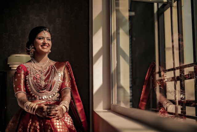 Sabyasachi: A Master of Indian Fashion – Lehenga, Sarees, Belts, Bridal Lehenga, Bags, and Jewellery